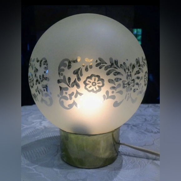 Leviton VTG glass globe lamp, on brass pedistal - Picture 7 of 13